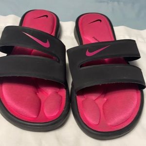 Nike Comfortable footbed flops!!